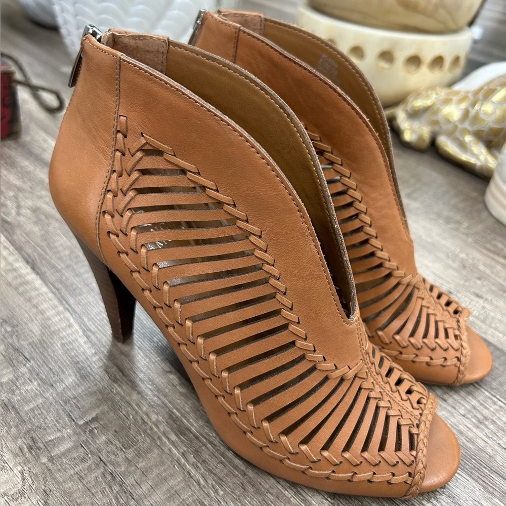 Women Vince Camuto Acha Cutout Peep Toe Booties brown size 8.5 heel lightly used
